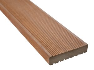 Proč Bangkirai černá kolem kovových prvků?