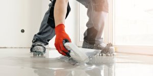 Před zahájením jakýchkoli dalších prací  se trhliny musí nejdříve vyspravit