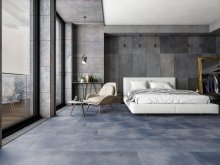 Šedá vinylová podlaha s imitací betonu
